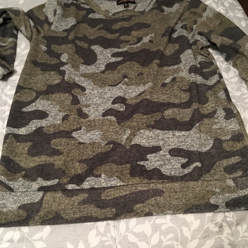 Junior size Camo top keyhole neck line